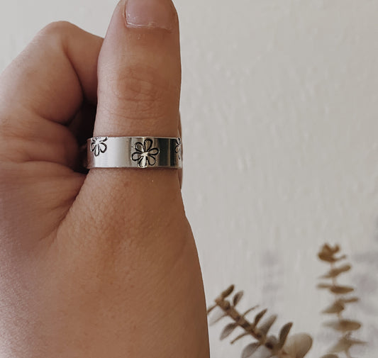 Daisy adjustable ring🌼
